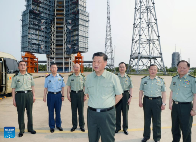 Ο Κινέζος πρόεδρος Σι Τζινπίνγκ, επίσης γενικός γραμματέας της Κεντρικής Επιτροπής του Κομμουνιστικού Κόμματος Κίνας και πρόεδρος της Κεντρικής Στρατιωτικής Επιτροπής, επιθεωρεί τον πύργο εκτόξευσης και άλλες εγκαταστάσεις στο Κέντρο Εκτόξευσης Διαστημικού Σκάφους Γουεντσάνγκ στην επαρχία Χαϊνάν της νότιας Κίνας, 12 Απριλίου 2022. (φωτογραφία/Xinhua)