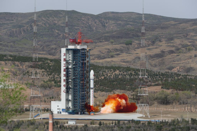 Ένας πύραυλος Long March-2D που μεταφέρει μια ομάδα οκτώ δορυφόρων εκτοξεύεται από το Κέντρο Εκτόξευσης Δορυφόρου Ταϊγιουάν στην επαρχία Σανσί της βόρειας Κίνας, 5 Μαΐου 2022.(φωτογραφία/ Xinhua)