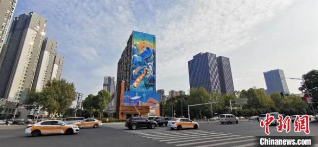 Η φωτογραφία δείχνει ένα έργο με τα σπάνια δελφίνια του Γιανγκτζέ που δημιουργήθηκε από τον Τζανγκ Χάο στον τοίχο ενός κτιρίου. (Η φωτογραφία είναι ευγενική προσφορά του συνεντευξιαζόμενου)