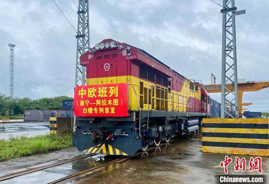Εμπορευματικό τρένο Κίνας-Ευρώπης φορτωμένο με 2.600 τόνους λευκής ζάχαρης αναχωρεί από τον Διεθνή Σιδηροδρομικό Σταθμό Νανίνγκ της Αυτόνομης Περιφέρειας Γκουανγκσί Τζουάνγκ για το Αλμάτι του Καζακστάν, στις 15 Μαΐου 2022. (Φωτογραφία/China News Service)