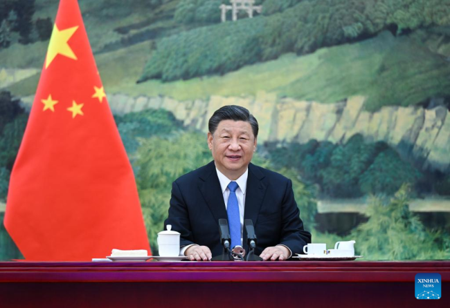 Ο Κινέζος Πρόεδρος Σι Τζινπίνγκ ενώ έχει τηλεδιάσκεψη με την Μισέλ Μπατσελέτ, την επικεφαλής της Ύπατης Αρμοστείας των Ηνωμένων Εθνών για τα Ανθρώπινα Δικαιώματα, στο Πεκίνο, πρωτεύουσα της Κίνας, 25 Μαΐου 2022. (φωτογραφία/Xinhua)