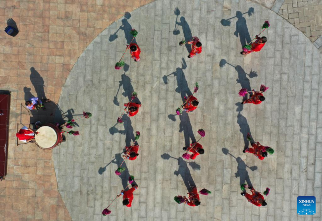 Αεροφωτογραφία που τραβήχτηκε στις 11 Ιουνίου 2022 δείχνει ντόπιους να παίζουν λαϊκό χορό σε μια πλατεία στην κομητεία Μπαοφένγκ, στην επαρχία Χενάν της κεντρικής Κίνας. 