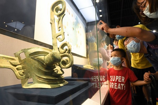 Επισκέπτες στο Επαρχιακό Μουσείο Τζετζιάνγκ στο Χανγκτζόου, της επαρχίας Τζετζιάνγκ της ανατολικής Κίνας, στις 5 Οκτωβρίου 2021. [Φωτογραφία/Xinhua]