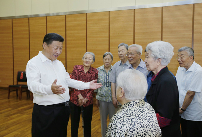 Xi Jinping conversa com professores da Escola Bayi de Beijing, alma mater do secretário-geral, no dia 9 de setembro de 2016