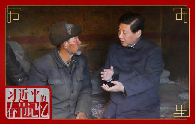 Em 3 de fevereiro de 2013, Xi Jinping conversou com um membro do Partido de 80 anos na vila de Yuangudui, na província de Gansu, a 2.400 metros de altitude.