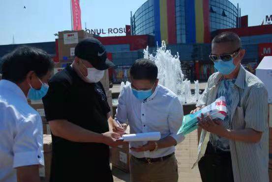 Federația emigranților chinezi în România și asociațiile afaceriștilor din Zhejiang în România au primit, în 26 iunie 2020, ca donații, 100.000 de măști de la Biroul pentru Afacerile Emigranților Chinezi al autorităților din Zhejiang și Federația emigranților din Zhejiang în străinătate. 