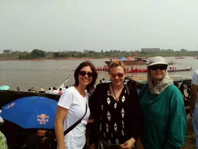 Simona Tomozii împreună cu două prietene din Ningbo