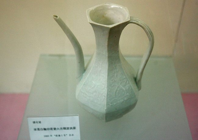 Un obiect de porțelan alb din cuptorul de la Dehua din Quanzhou