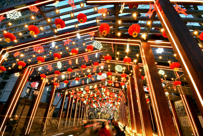 Strada veche din Moshikou, iluminată de Festivalul Lampioanelor