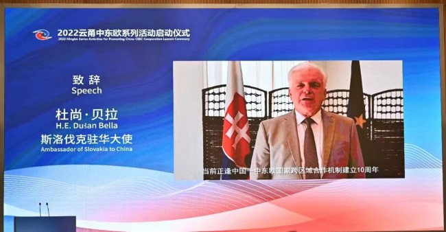 Ambasadorul Slovaciei în China, Dušan Bella, ține o cuvântare.