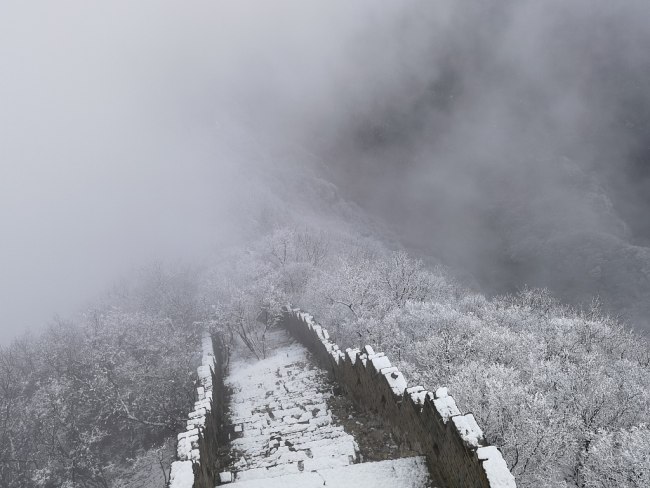 Deo Kineskog zida Đijenkou pod snegom u distriktu Huaižou u Pekingu