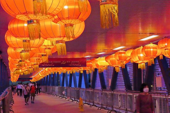 Ulice Hongkonga ukrašene lampionima
