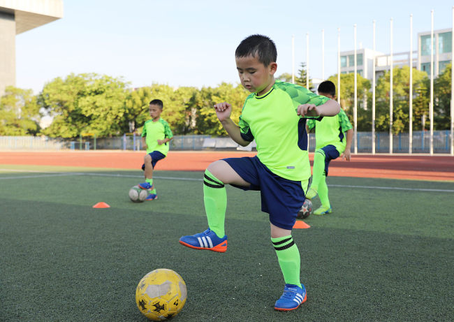 Deca igraju fudbal na terenu u gradu Jongdžou