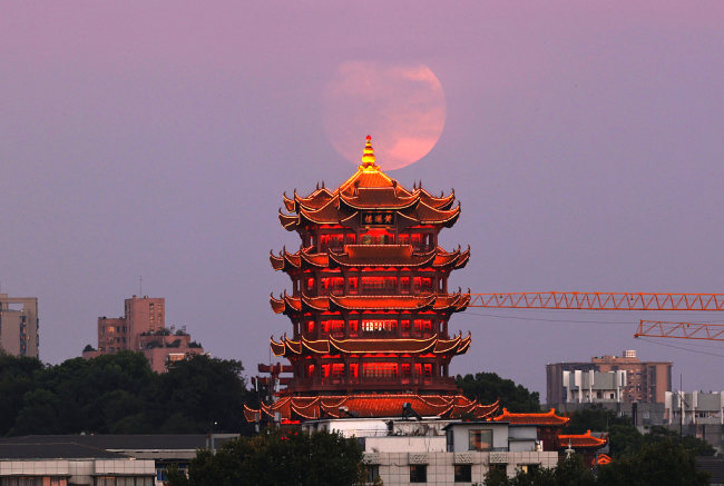 Supermesec iznad zgrade Huanghelou u Vuhanu