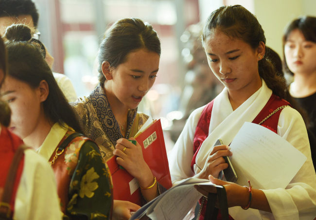 Dy nxënës tibetianë në aktivitetin e pritjes së nxënësve të rinj në Akademinë e Teatrit të Shangait, më 13 shtator 2017/ Foto nga VCG
