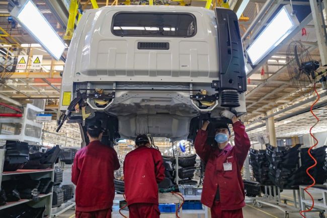 Pracovníci montují auta na pracovišti v automobilce Weifang ve městě Qingzhou ve východočínské provincii Shandong, 16. dubna 2021. [Photo/Xinhua]