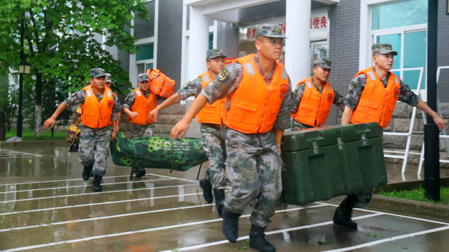 Vojáci Čínské lidové osvobozenecké armády z jednotky č. 83 se 20. července 2021 připravovali na vstup do Luoyangu (Luo-jang) v provincii Henan (Che-nan) na pomoc v boji proti povodním. Fotografie: CFP