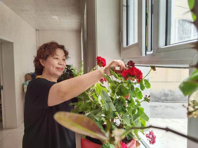 Foto 2: Teta Shang se věnuje květinám a rostlinám