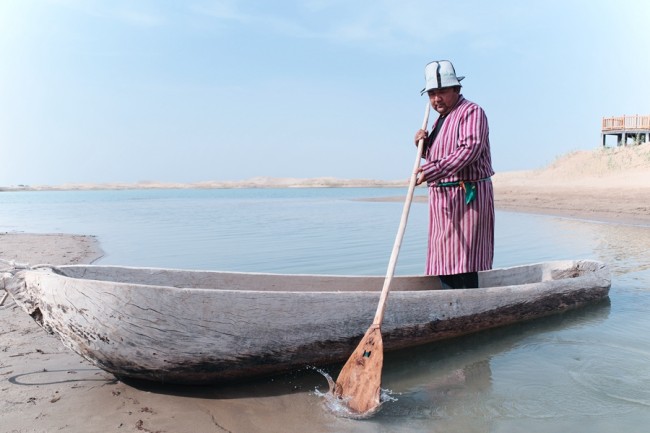 Κάθε πρωί, ο Αμουντούν κωπηλατεί το κανό του στη Λίμνη της Θεάς και πιάνει ψάρια με τρίαινα. (Daily Daily Online / Kou Jie)