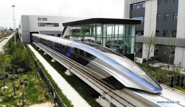 Η εναέρια φωτογραφία που τραβήχτηκε στις 20 Ιουλίου 2021 δείχνει το νέο σύστημα μεταφοράς maglev της Κίνας στην πόλη Τσινγκντάο, στην επαρχία Σαντόνγκ της ανατολικής Κίνας.