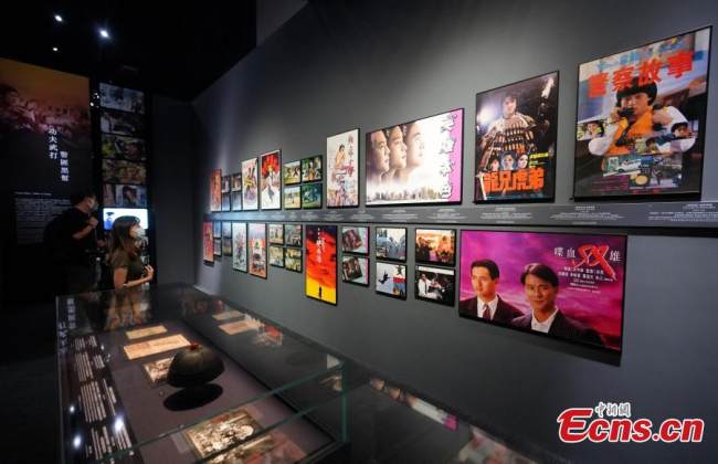 Στην έκθεση Hong Kong Pop 60+ παρουσιάζονται και οι αφίσες των κλασικών ταινιών πολεμικής τέχνης, 27 Ιουλίου 2021. (Φωτογραφία: China News Service)