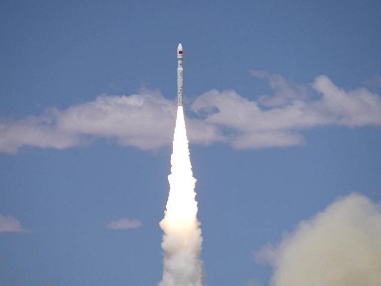 中国 1基のロケットで26衛星打ち上げ