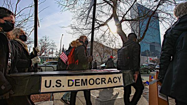 تظاهرات شهروندان نیویورک در اعتراض به مرگ دموکراسی آمریکاا
