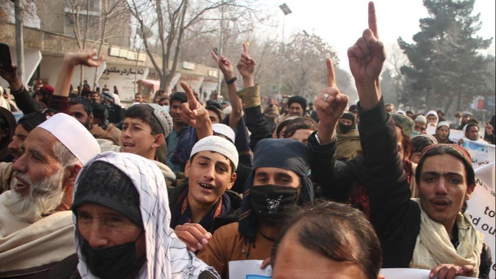تظاهرات هزاران افغان در اعتراض به مسدود ماندن ذخایر ارزی این کشور توسط آمریکا