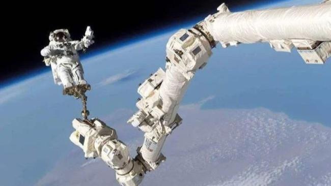 آزمایش جابه جایی موقعیت فضاپیمای باری با بازوی رباتیک به موفقیت کامل رسیدا