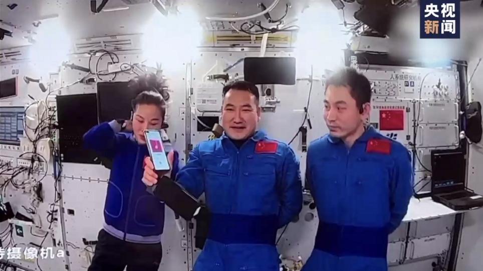 Хятадын сансрын нисэгчид сансарт хэрхэн зугаалж байгаа вэ？