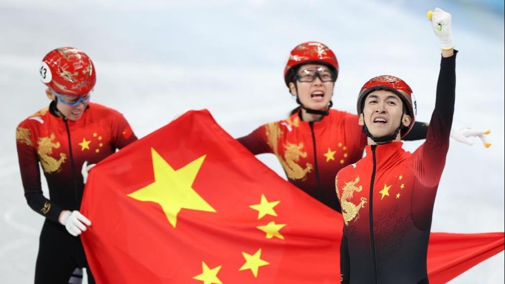 Хятадын баг Бээжингийн өвлийн олимпоос анхны алтан медаль авлаа