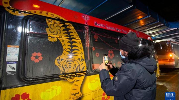 تزیین اتوبوس‌های تورنتو با نماد سال نوی چینی + تصاویرا