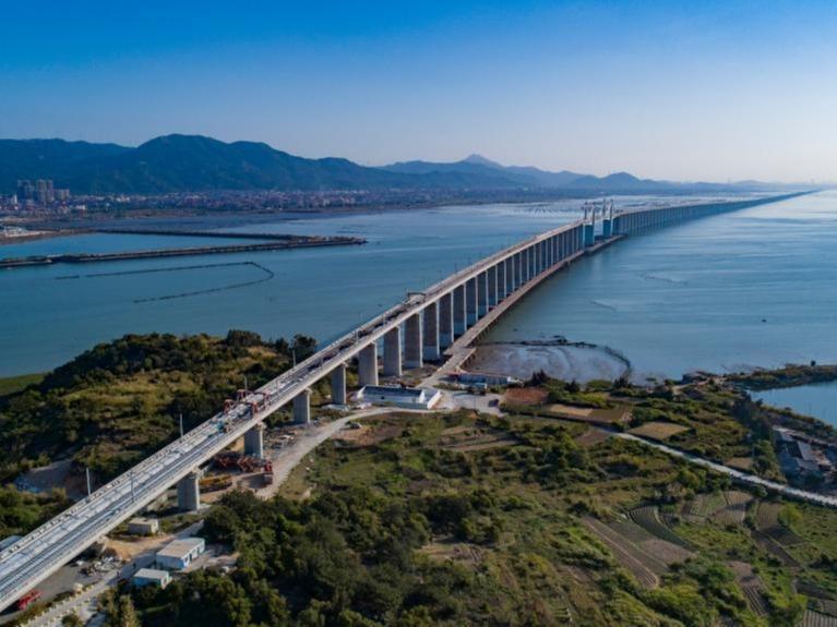 Pembinaan Landasan Tanpa Balast bagi Jambatan Teluk Meizhou Siap
