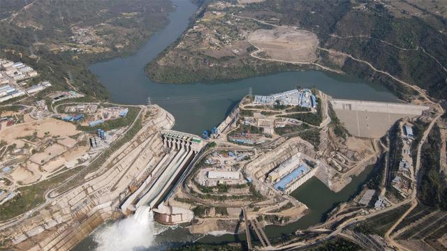 نخست وزیر پاکستان نیروگاه برق آبی کاروت توسعه سبز پاکستان را ترویج خواهد کردا