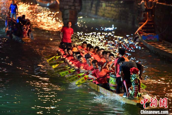Perlumbaan Perahu Naga pada Waktu Malam di “Kampung Perantau”
