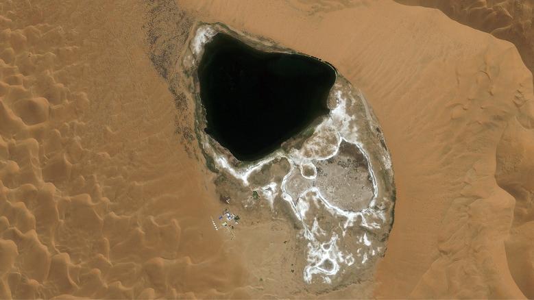 تصاویر ماهواره ای از دریاچه های بیابانی بی نظیر چین