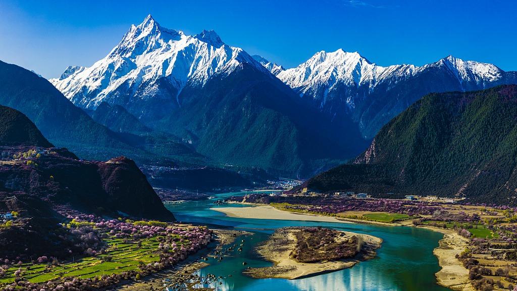 नीलो आकाश, स्वच्छ पानी, पवित्र तिब्बत
