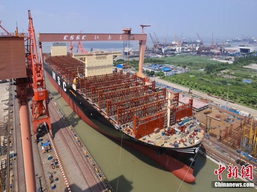 世界最大のコンテナ船がドックから出航　上海