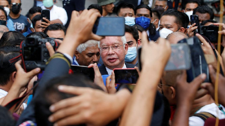 نخست‌وزیر سابق مالزی راهی زندان شدا