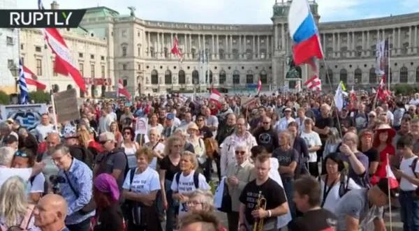 تظاهرات هزاران نفری در وین علیه اثر منفی تحریم‌های روسیها