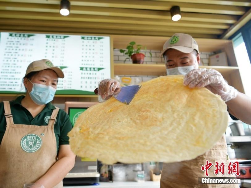 ヘルシーで美味しい「煎餅」で地元の雇用を創出した男性　河北省太行村