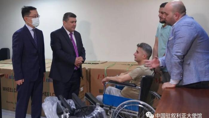 سفارت چین در سوریه ویلچر برقی به معلولان این کشور اهدا کرد　ا