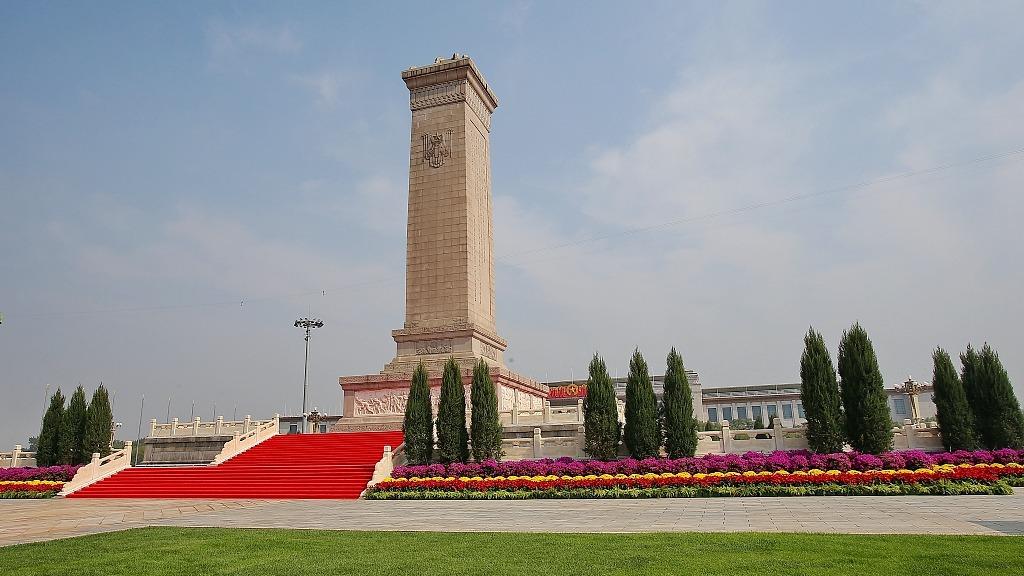 تقدیم سبد گل از سوی رهبران چین به مناسبت یادبود قهرمانان ملیا