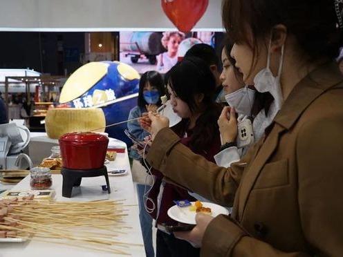 中国国際輸入博覧会でチーズフォンデュに長蛇の列