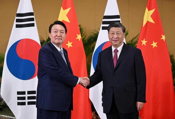 Tập Cận Bình - Hàn Quốc:
Hội nghị thượng đỉnh Tập Cận Bình - Hàn Quốc đã khép lại với những cam kết và thỏa thuận đầy tích cực giữa hai nước. Bức ảnh liên quan đến sự kiện này sẽ đem tới niềm tin và hy vọng cho tình hữu nghị và hợp tác tốt đẹp giữa Trung Quốc và Hàn Quốc, và đặc biệt là sản phẩm máy tính mới của Samsung sẽ tạo ra cuộc cách mạng công nghệ tại Trung Quốc.