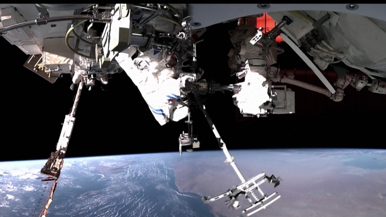 آغاز سومین راهپیمایی فضایی سرنشینان فضاپیمای شن جوئو-14ا