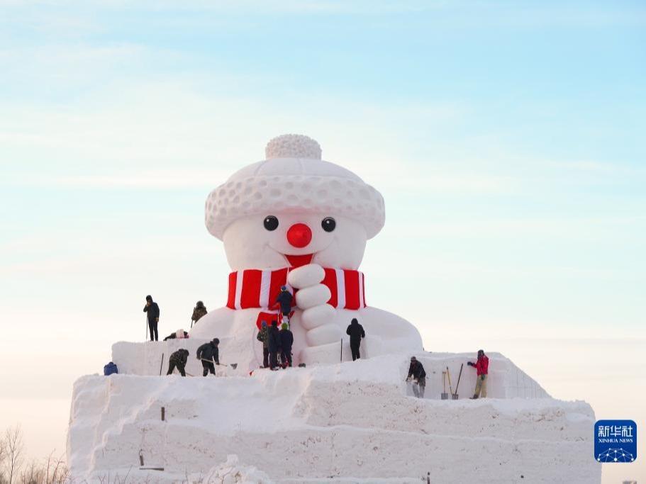 松花江ほとりに高さ18メートルの巨大雪だるま　黒竜江省