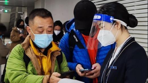 ورود نخستین گروه از مسافران خارجی به چین در نخستین روز از تعدیل سیاست کنترل کروناا
