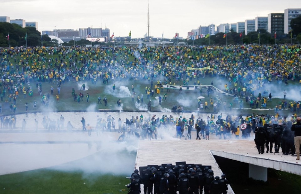 نیروهای امنیتی برزیل 400 مهاجم به ساختمان‌های دولتی را بازداشت کردندا