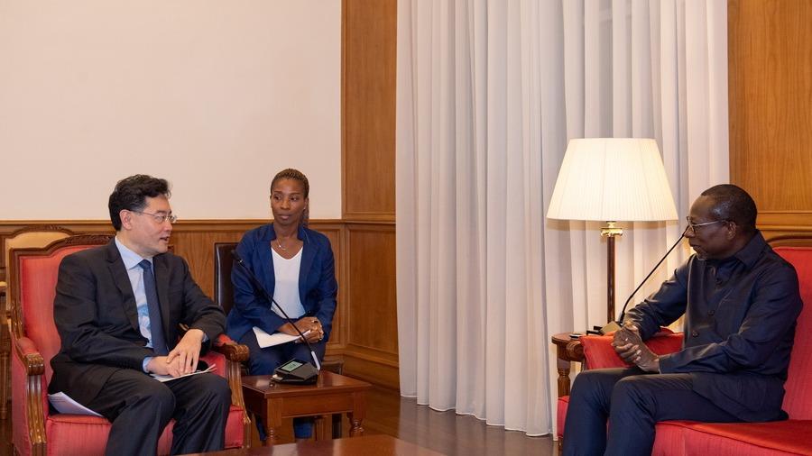 बेनिनका राष्ट्रपति तालोनद्वारा चिनियाँ परराष्ट्रमन्त्री छिन काङसँग भेटवार्ता